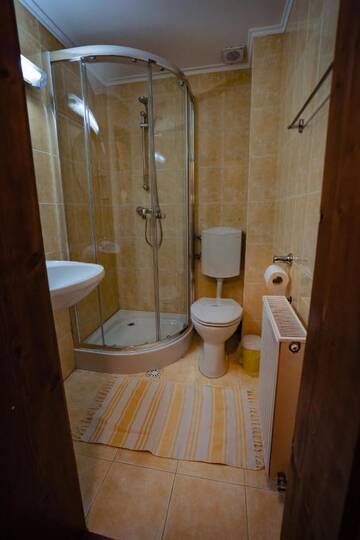 Фото номера Двухместный номер с 1 кроватью и балконом Отель Hanu Bratcutei г. Bratca 6